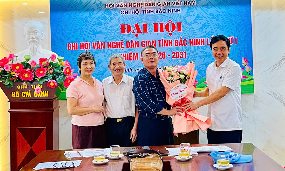 Nhạc sĩ Nguyễn Tuấn Khương - Chủ tịch Hội VHNT tỉnh Bắc Ninh tặng hoa chúc mừng Đại hội
